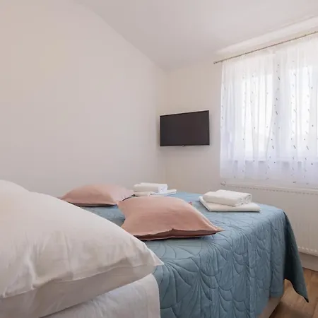 Two M With Beautiful View At The See Appartement Kaštel Sućurac